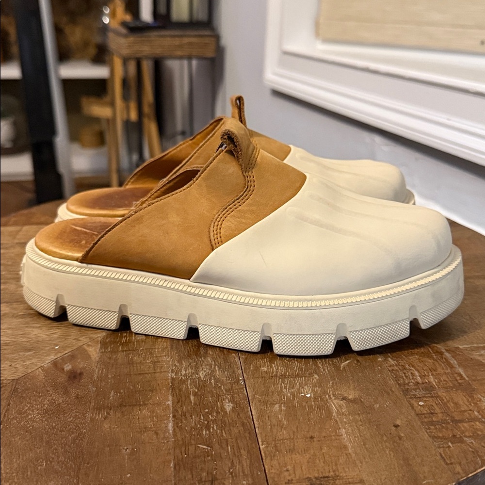 Sorel Two-Tone Tan and Cream Mule Clogs - Picture 12 of 16